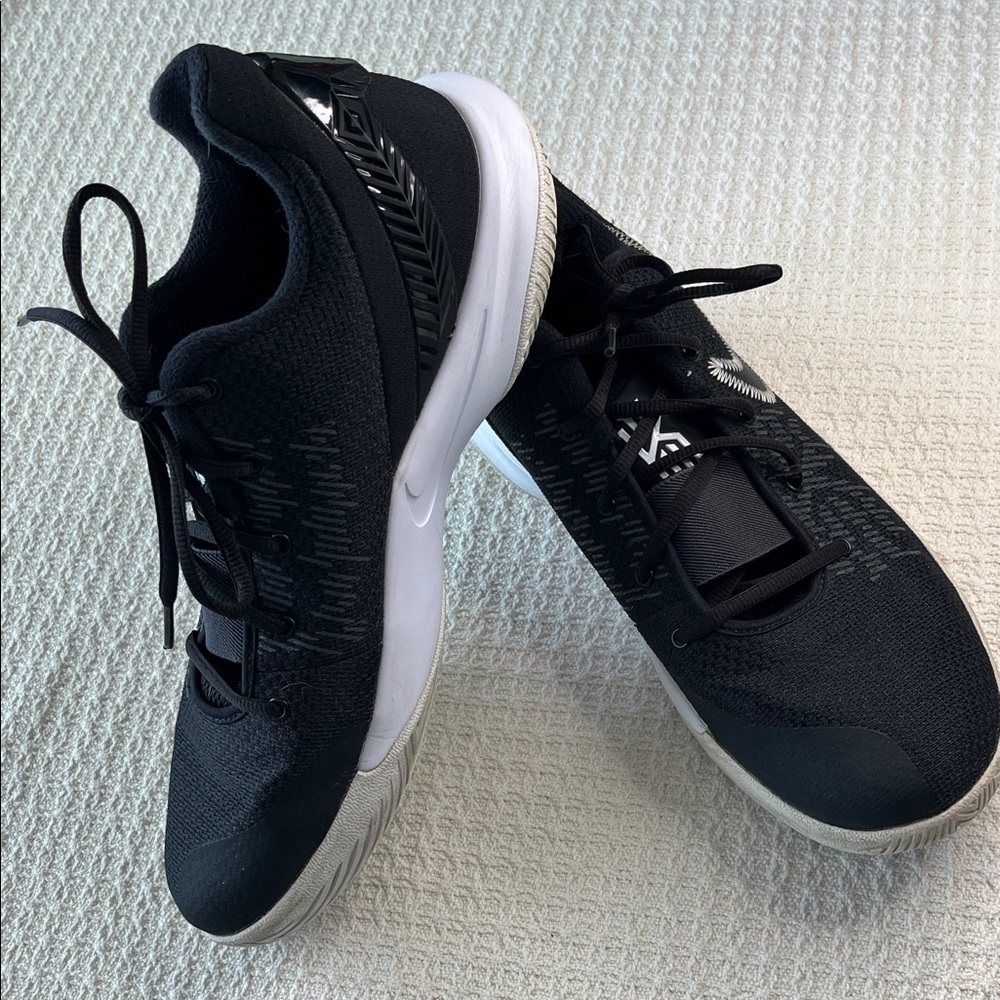 Nike Kyrie Irving men's black flytrap basketball shoes 10.5, good condition